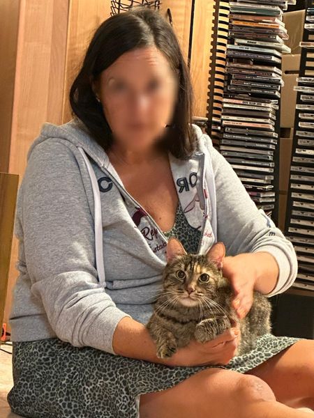 Beautiful Miko took up courage and dared to emerge from behind the piano! 😊💖